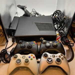 Xbox 360 Bundle Console Controllers Charging Base and Cords Model 1439